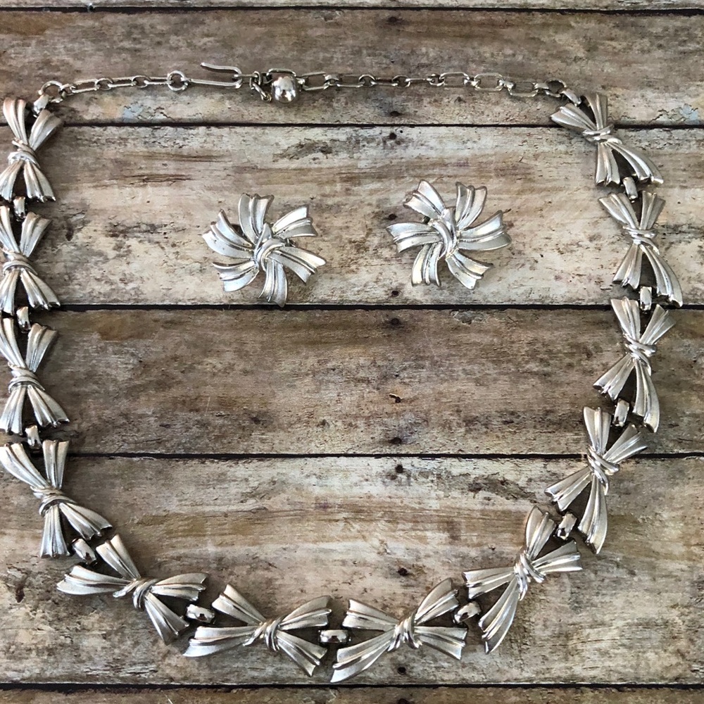 Crown Trifari 1950 necklace and slip on earrings